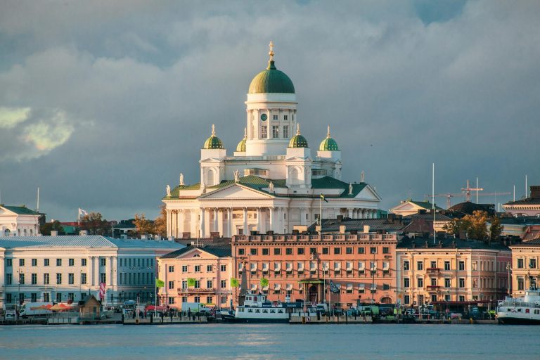 Tekoäly julkisella sektorilla: Näin kunta-alan asiantuntija säästää aikaa ja sujuvoittaa hallintoa